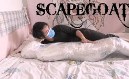 生贄:布団とラップでぐるぐる巻き